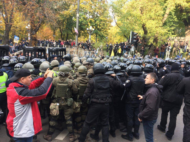 У Маріїнському парку сталися сутички між протестувальниками та поліцією