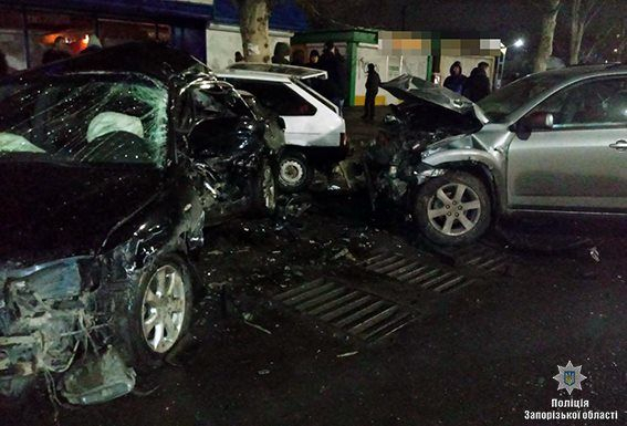 В Мелитополе столкнулись пять авто, три человека пострадали