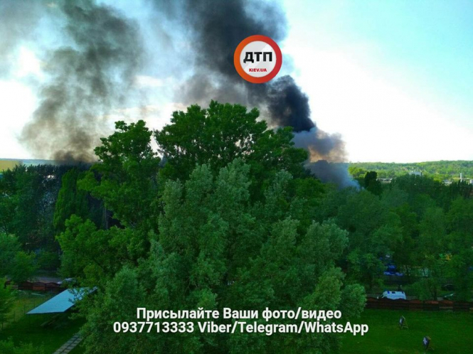 В Киеве загорелись около 20 автомобилей