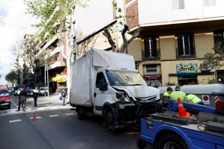 В Барселоне грузовик с неисправными тормозами наехал на людей