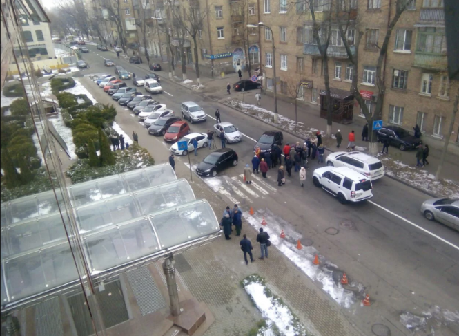 В Киеве жители перекрыли улицу зоологического за отсутствия отопления