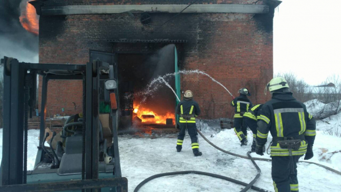 Пожарные погасили огонь на складе горюче-смазочных материалов в Славянске