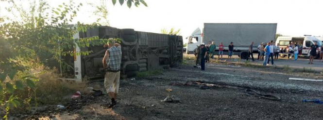 Под Днепром автомобиль влетел в автобус с пассажирами: двое погибших, 13 пострадавших