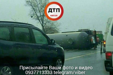 Під Києвом перекинувся бензовоз, - ФОТО 