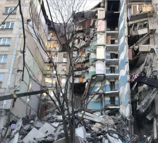 В Магнитогорске рядом с многоэтажкой, что обвалилась, взорвался автобус, есть погибшие