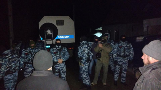 У Криму обшукали та затримали двох кримськотатарських активістів