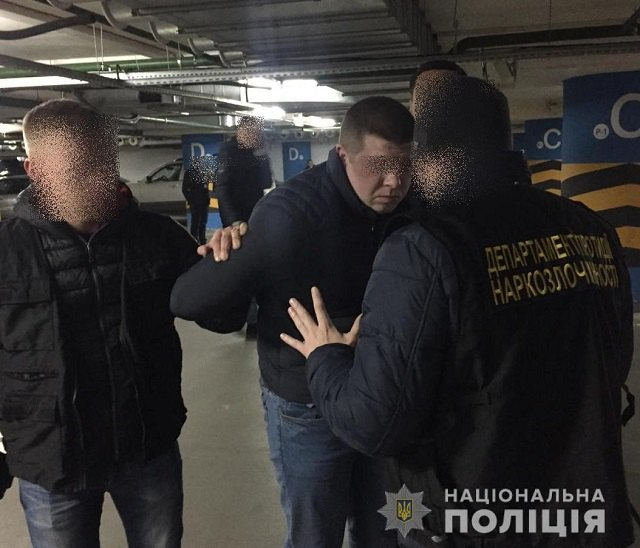 У Києві затримали озброєну банду наркоторговців