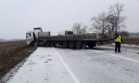 На Полтавщині зіткнулися мікроавтобус і вантажівка

