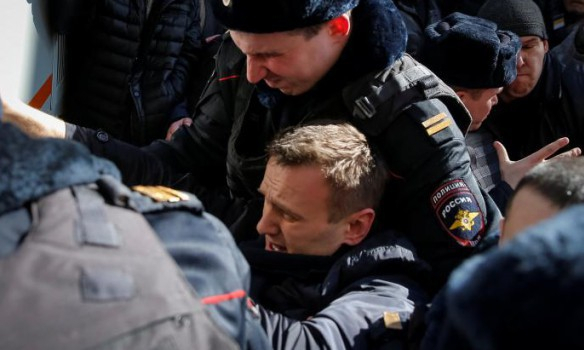 Навального арестовали, суд в понедельник