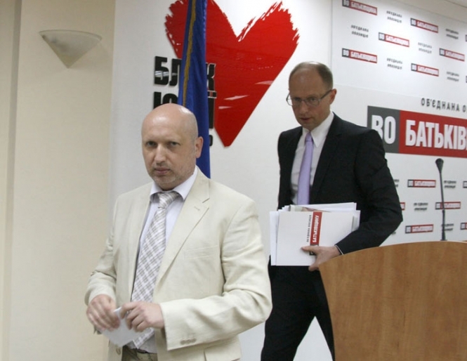 Яценюк із Турчиновим закликають Тимошенко припинити голодування