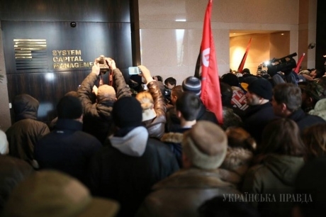 Участники Вече на Майдане штурмовали офис Ахметова