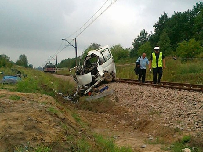 У Польщі потяг протаранив мікроавтобус: загинуло 8 українців