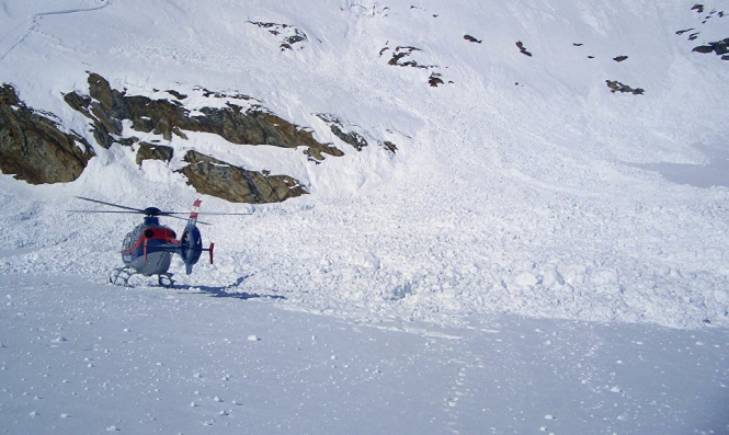 Три человека в Альпах сорвались с вертолета спасателей в пропасть