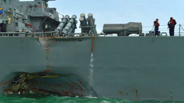 ВМС США зупинили роботи з пошуку зниклих після аварії есмінця американських моряків