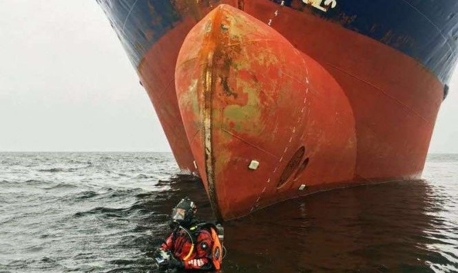 Біля узбережжя Болгарії затонуло судно з отруйним вантажем карбаміду