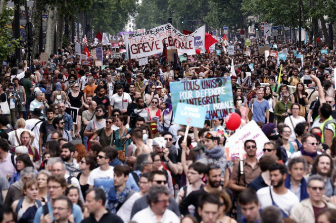 Десятки тысяч людей во Франции вышли на протесты против политики Макрона