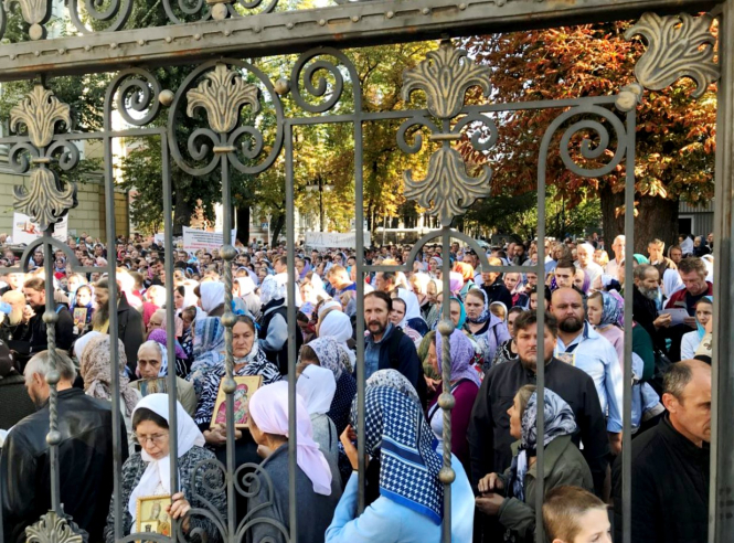 Віряни вийшли під Верховний Суд протестувати проти ID-паспортів, – ФОТО