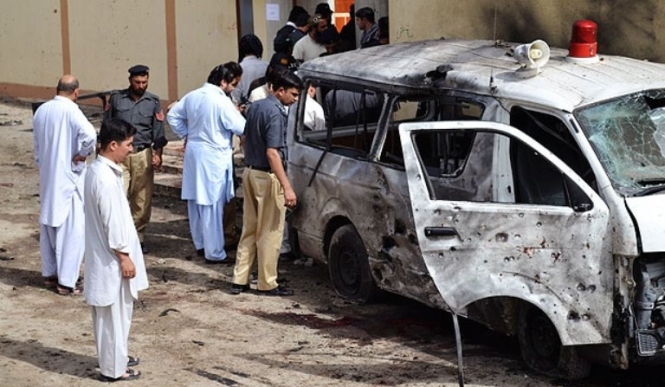 У Пакистані терористи розстріляли авто політика