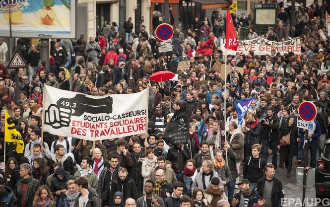 До страйку профспілок у Франції приєднаються залізничники