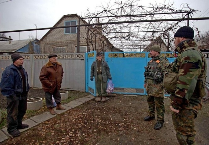 Военные вместе с волонтерами поздравили с Николаем ветеранов войны и инвалидов в Марьинке в Донецкой области
