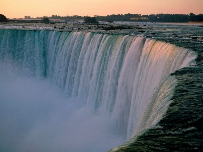 На знак солідарності з Україною вимкнули підсвітку Ніагарського водоспаду