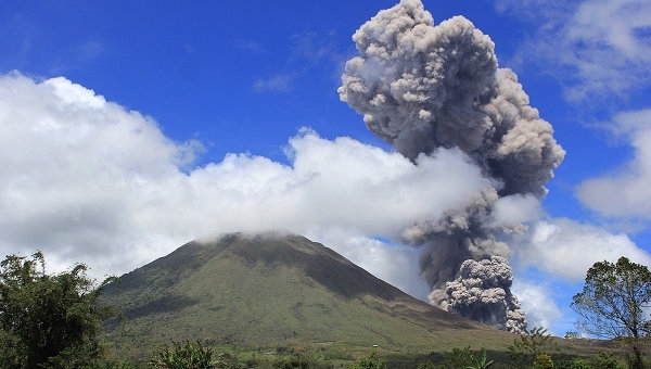 В Індонезії оголосили тривогу через виверження вулкану
