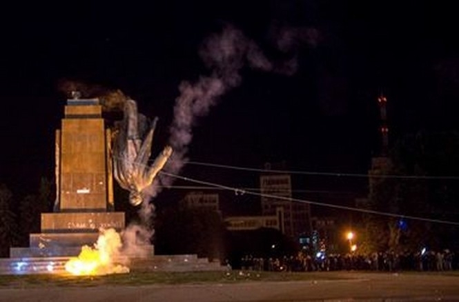 На протяжении года в Украине демонтировали более полутысячи памятников Ленину
