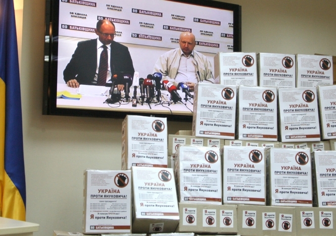 Опозиція занесла в суд півмільйона підписів проти Януковича