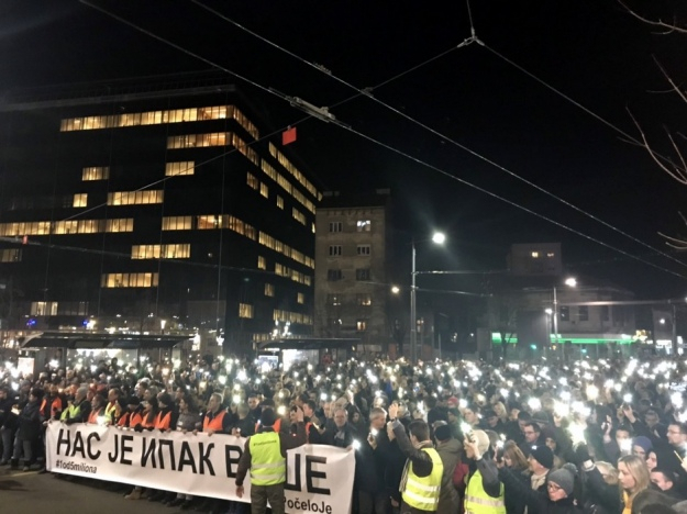 Тысячи сербов вышли на улицы Белграда в годовщину убийства оппозиционного политика
