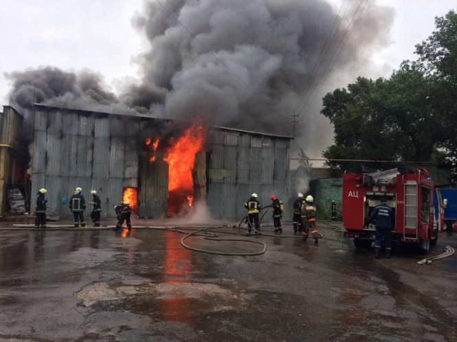 У Києві на СТО стався вибух: до ліквідації залучили більше 60 рятувальників 