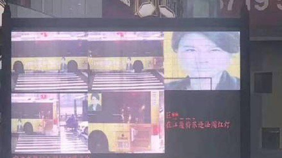 В Китае искусственный интеллект оштрафовал портрет на автобусе за якобы переход на красный свет