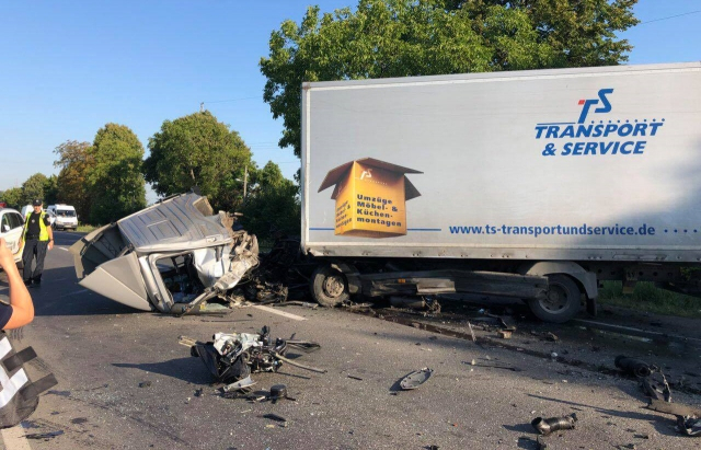Масштабное ДТП на Закарпатье: столкнулись грузовик и две легковушки, - ФОТО