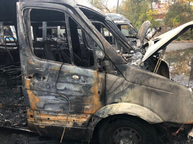 У Києві на подвір'ї будинку згоріли чотири мікроавтобуси