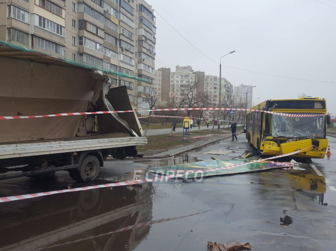 ДТП в Киеве: маршрутка протаранила грузовик - ФОТО