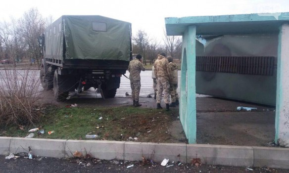 На Миколаївщині автомобіль Нацгвардії в'їхав у зупинку, загинула дівчина 