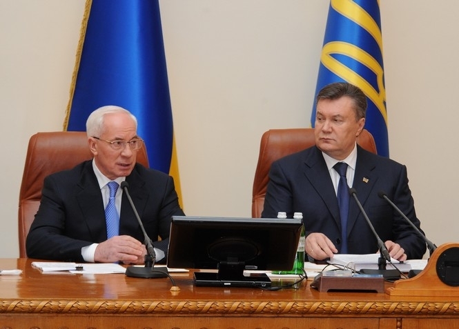 Янукович із Азаровим привітали українок із Днем матері