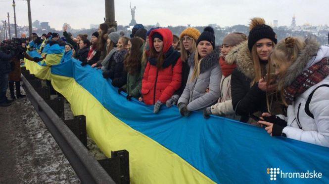 В Киеве в честь Дня соборности развернули 30-метровый флаг Украины