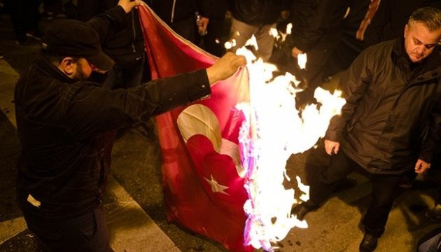 Анкара обурена тим, що в Греції на демонстрації спалили турецький прапор