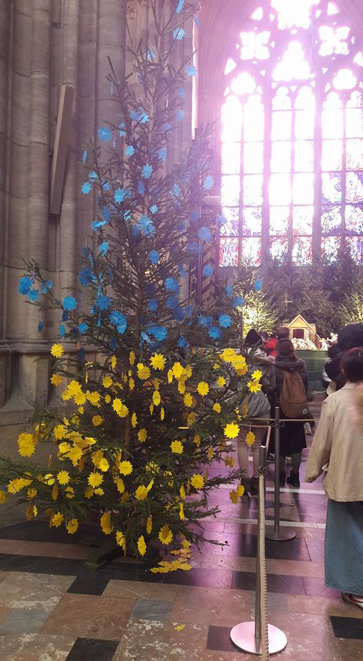 В главном соборе Чехии елку украсили в цветах флага Украины, - ФОТО