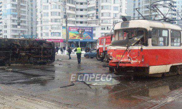 ДТП у Києві: трамвай через зіткнення з вантажівкою зійшов з рейок