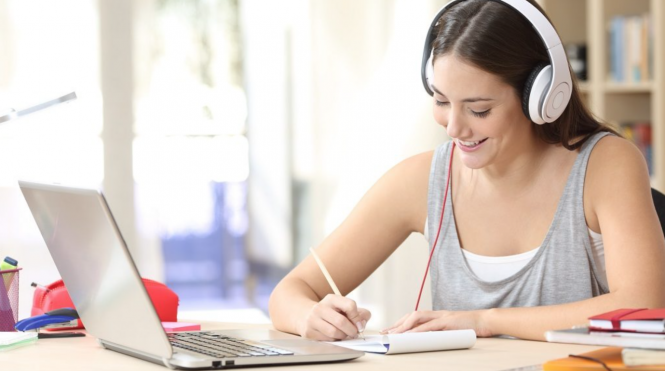 Онлайн курси англійської мови: у чому переваги та недоліки навчання