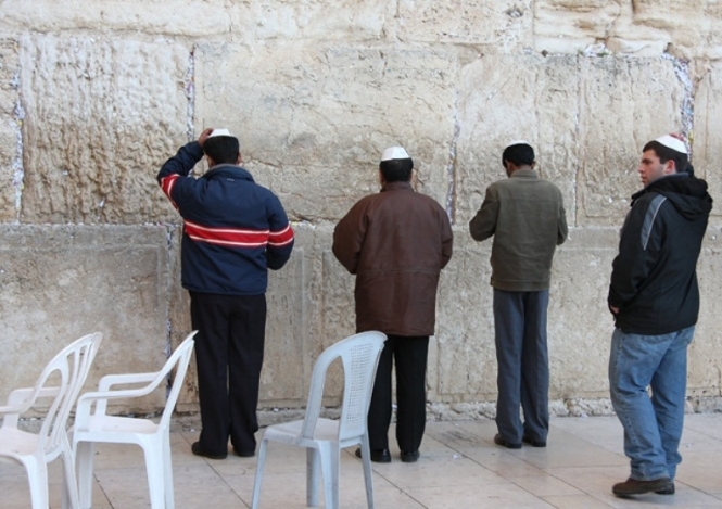 Правительство Израиля разрешило мужчинам и женщинам совместно молиться у Стены плача