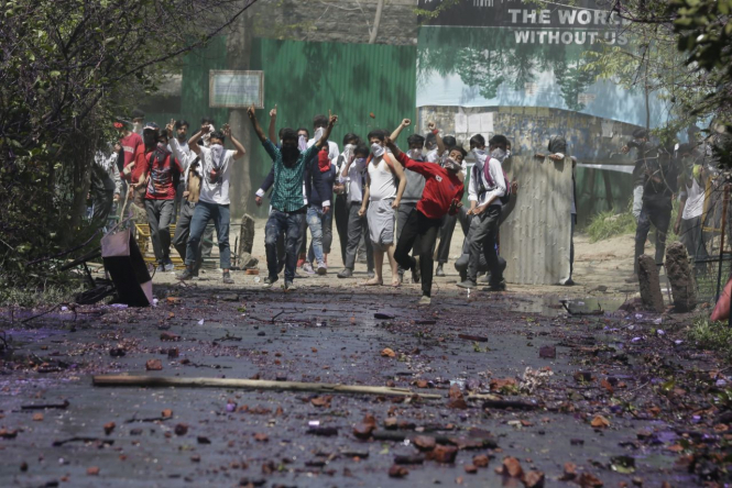 Не менее 100 студентов получили ранения в результате протестов в Кашмире, - ФОТО