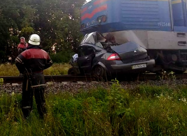 Поезд Киев-Бердянск столкнулся с автомобилем, есть погибшие - ФОТО