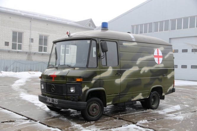 Львовские автомеханики вернули к жизни санитарный автомобиль, который спасал жизни на войне, - фото