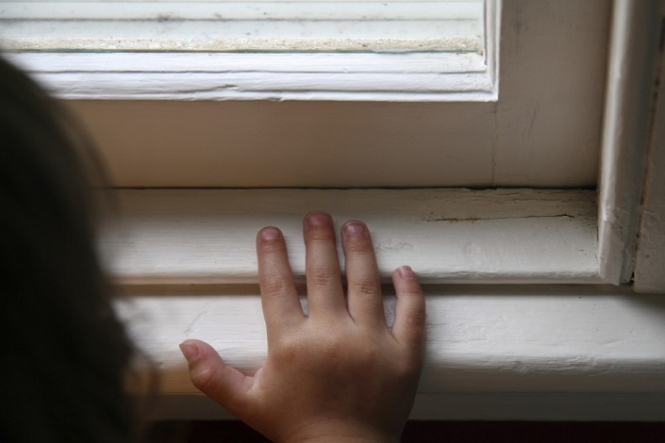 На Херсонщине 3-летнюю девочку насиловал сожитель ее матери