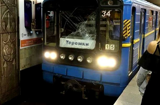В Киеве иностранец бросился под поезд метро