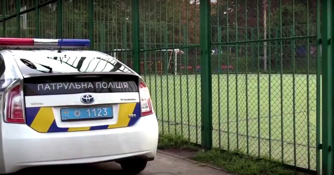 На стадіоні біля однієї з київських шкіл знайшли скривавлений труп чоловіка, – ФОТО