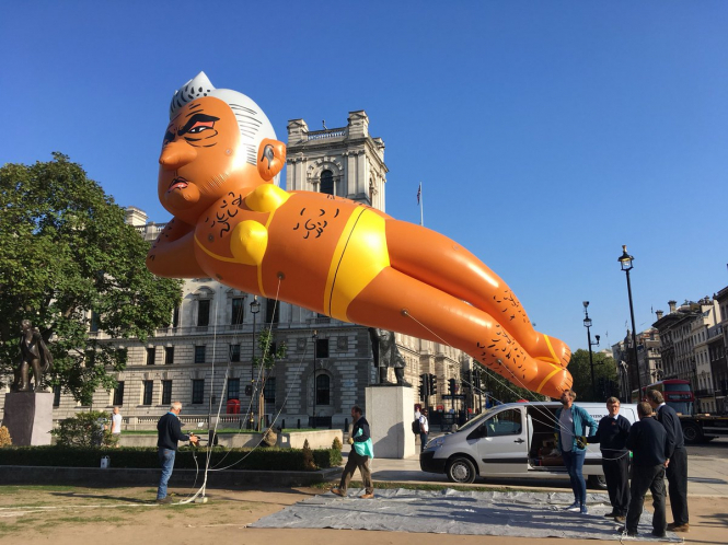В центре Лондона запустили девятиметровую надувную фигуру мэра в бикини, - ФОТО