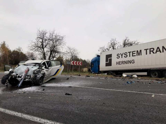 На Львівщині патрульне авто зіткнулося з вантажівкою: загинув поліцейський